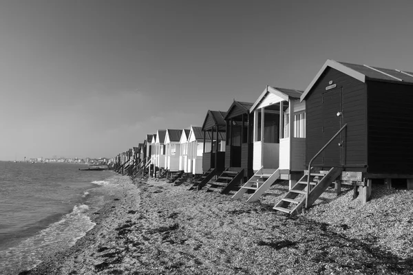 Strand hutten, thorpe baai, essex, Engeland — Stockfoto