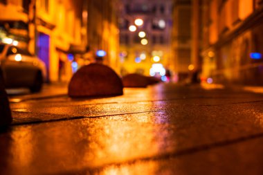 Şehirde sonbahar yağmurlu geceleri. Boş sokak. Park halindeki arabalar. 