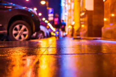 Şehirde sonbahar yağmurlu geceleri. İnsanlarla ana cadde. 