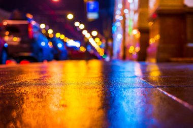 Şehirde sonbahar yağmurlu geceleri. Boş sokak. Park halindeki arabalar. 