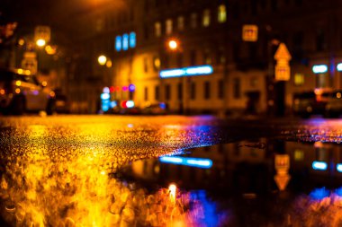 Şehirde sonbahar yağmurlu geceleri. Boş sokak. Park halindeki arabalar. 