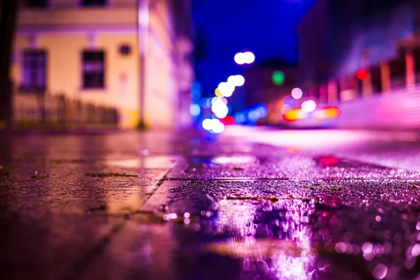 市内の秋の雨の夜 提灯付きの空の通り — ストック写真