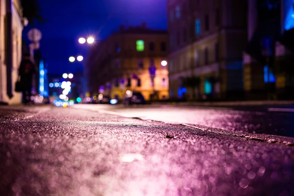 Herfst Regenachtige Nacht Stad Lege Straat Met Een Wandelende Man — Stockfoto