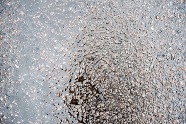 Bölücü çizgisi olan eski asfalt. Yağmurdan sonra. Şehir 