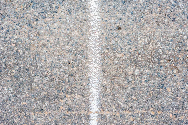 道路上的旧沥青 白色的垂直线城市环境 — 图库照片