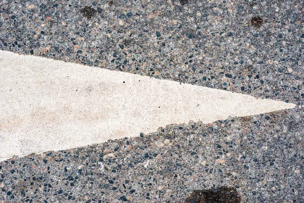 道路上の古いアスファルト 水平方向の道路標識 — ストック写真