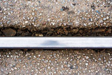 Raylar yolda. Eski asfalt. Şehir çevresi. Üst görünüm kapat