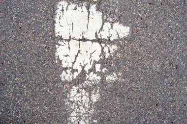 Yoldaki eski asfalt. Yaya geçidinde işaretleme. 