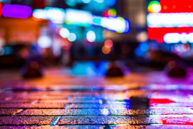 Yağmurlu bir gece. Alışveriş merkezi. Dükkan pencerelerinin yansımaları 