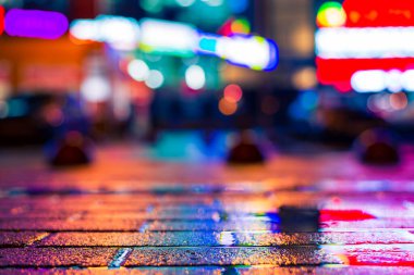 Yağmurlu bir gece. Alışveriş merkezi. Dükkan pencerelerinin yansımaları 