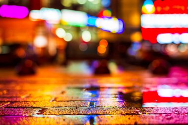 Yağmurlu bir gece. Alışveriş merkezi. Dükkan pencerelerinin yansımaları 