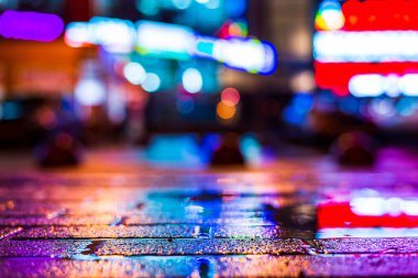 Yağmurlu bir gece. Alışveriş merkezi. Dükkan pencerelerinin yansımaları 