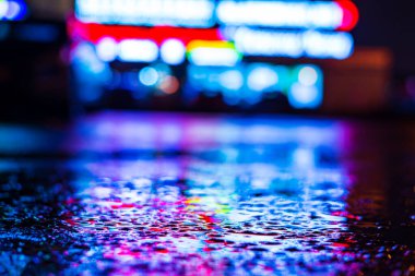 Yağmurlu bir gece. Alışveriş merkezi. Dükkan pencerelerinin yansımaları 