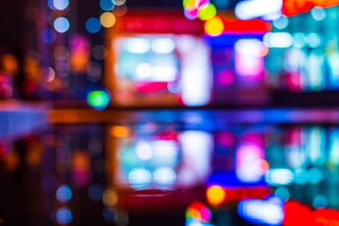 Yağmurlu bir gece. Alışveriş merkezi. Dükkan pencerelerinin yansımaları 