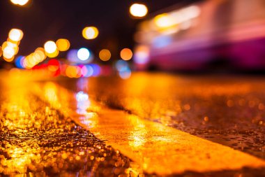 Şehirde yağmurlu bir gece. Tramvay geçiyor.. 