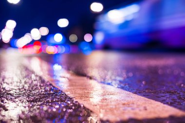 Şehirde yağmurlu bir gece. Tramvay geçiyor.. 