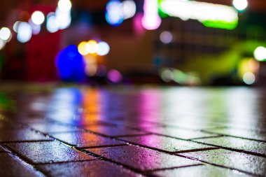 Şehirde yağmurlu bir gece. Terk edilmiş park merkezi.. 