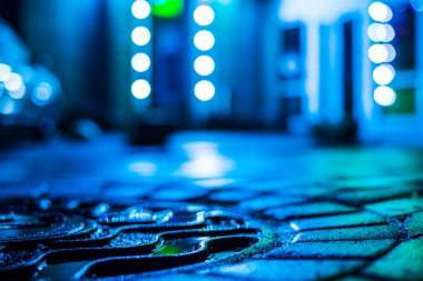 Şehirde yağmurlu bir gece. Alışveriş merkezine giriş.. 