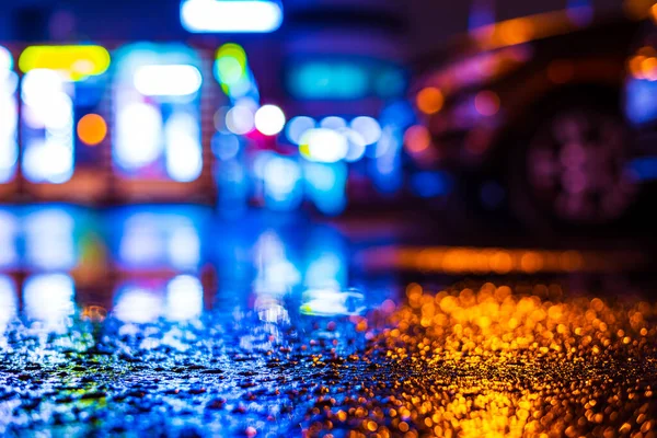 Şehirde Yağmurlu Bir Gece Arabalı Bir Alışveriş Merkezi — Stok fotoğraf