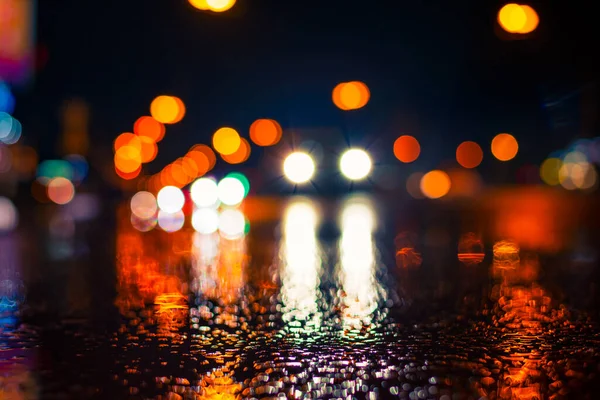 Βροχερή Νύχτα Στην Πόλη Προβολείς Πλησιάζουν Αυτοκίνητα — Φωτογραφία Αρχείου