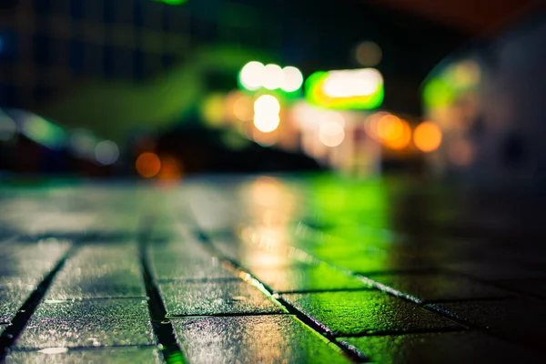 市内の雨の夜 出発駐車場 — ストック写真