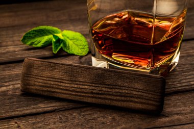 Nane filizi ve boş tahta ile bir bardak brendi. 