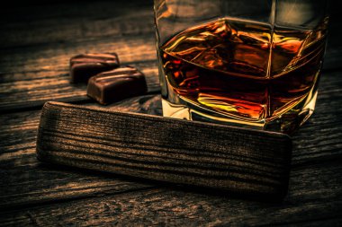 Çikolatalı bir bardak brendi ve boş tahta.  