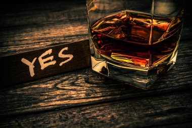 Üzerinde ahşap bir kalas olan bir bardak brendi, evet.