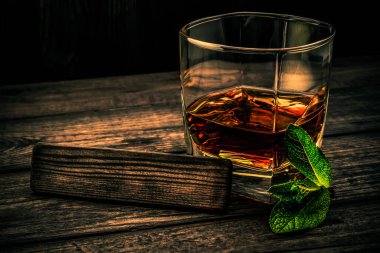 Nane filizi ve boş tahta ile bir bardak brendi. 