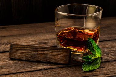 Nane filizi ve boş tahta ile bir bardak brendi. 