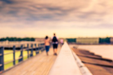 Şehirde yaz, panoramik manzaralı yürüyen bir teras.  