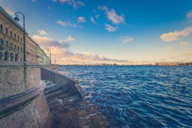 St. Petersburg Granit rıhtımı Neva Nehri 'ni geçiyor.  