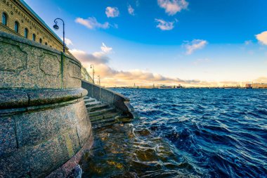 St. Petersburg Granit rıhtımı Neva Nehri 'ni geçiyor.  