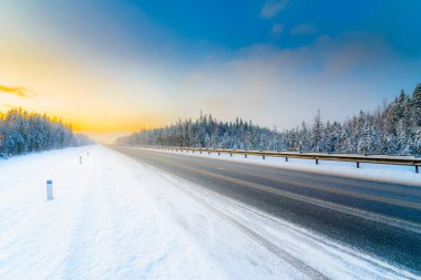 Güneşin doğuşu açık bir kış sabahı 