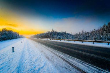 Güneşin doğuşu açık bir kış sabahı 
