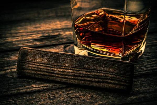 Glas Cognac Met Lege Houten Plank Een Oude Houten Tafel — Stockfoto