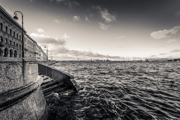 St. Petersburg Granit rıhtımı Neva Nehri 'ni geçiyor.  