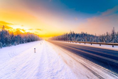 Güneşin doğuşu açık bir kış sabahı 