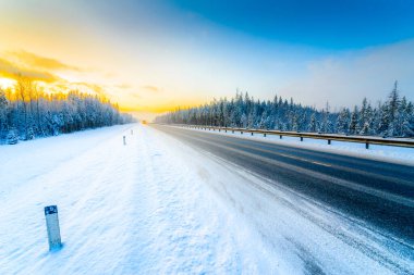 Güneşin doğuşu açık bir kış sabahı 