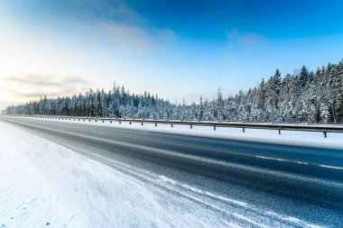 Açık bir kış günü, boş bir köy yolu. 