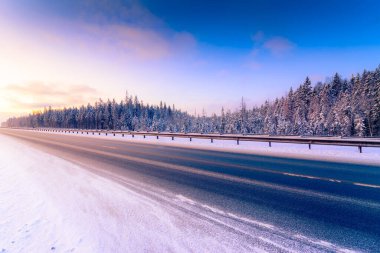Açık bir kış günü, boş bir köy yolu. 