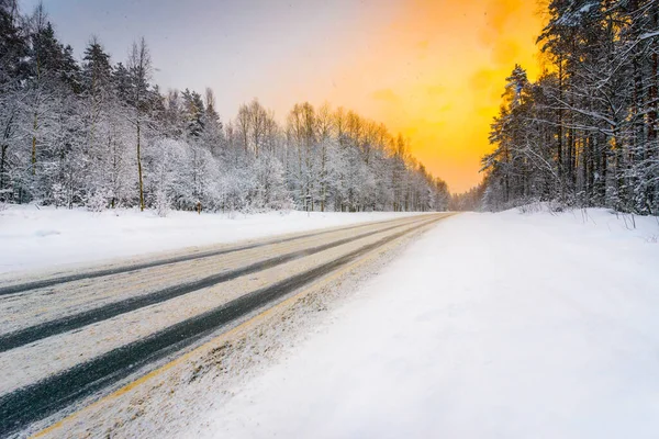 Soluppgång Klar Vintermorgon Väg Som Går Genom Skogen — Stockfoto