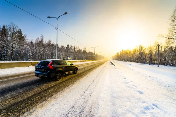 Wschód Słońca Pogodny Zimowy Poranek Samochód Jedzie Autostradach — Zdjęcie stockowe