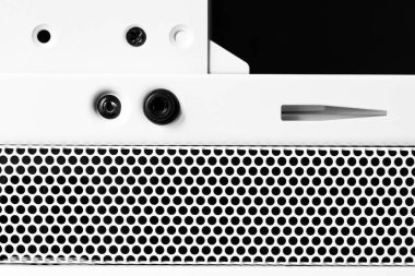 Yatay havalandırma ızgarası. Yuvarlak delikler. Metal yapı. 