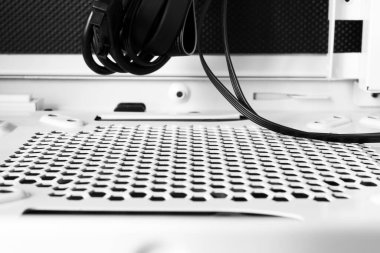 Havalandırma ızgaraları ve kablolar. Çoklu delikler. 