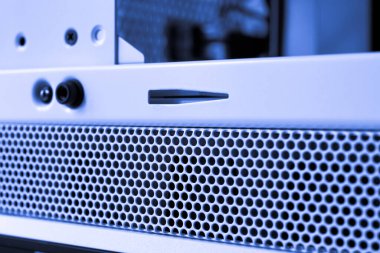 Yatay havalandırma ızgarası. Yuvarlak delikler. Metal yapı. 