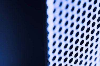Dikey havalandırma ızgarası. Yuvarlak delikler. Metal yapı. 