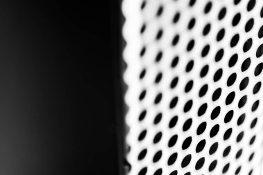 Dikey havalandırma ızgarası. Yuvarlak delikler. Metal yapı.