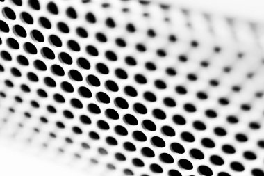 Beyaz havalandırma ızgarası. Yuvarlak delikler. Metal yapı.