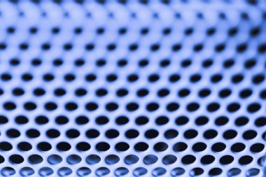 Beyaz havalandırma ızgarası. Yuvarlak delikler. Metal yapı. 